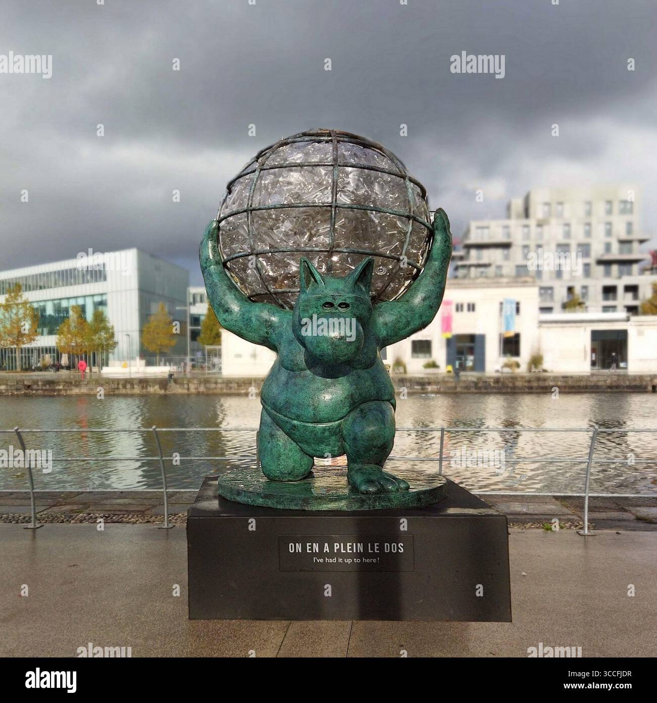 Le Chat déambule de philippe Geluck. Chaque pièce mettra le célèbre félin dans différentes scènes humoristico-poético-surréalistes . #AlamyStatues Foto Stock