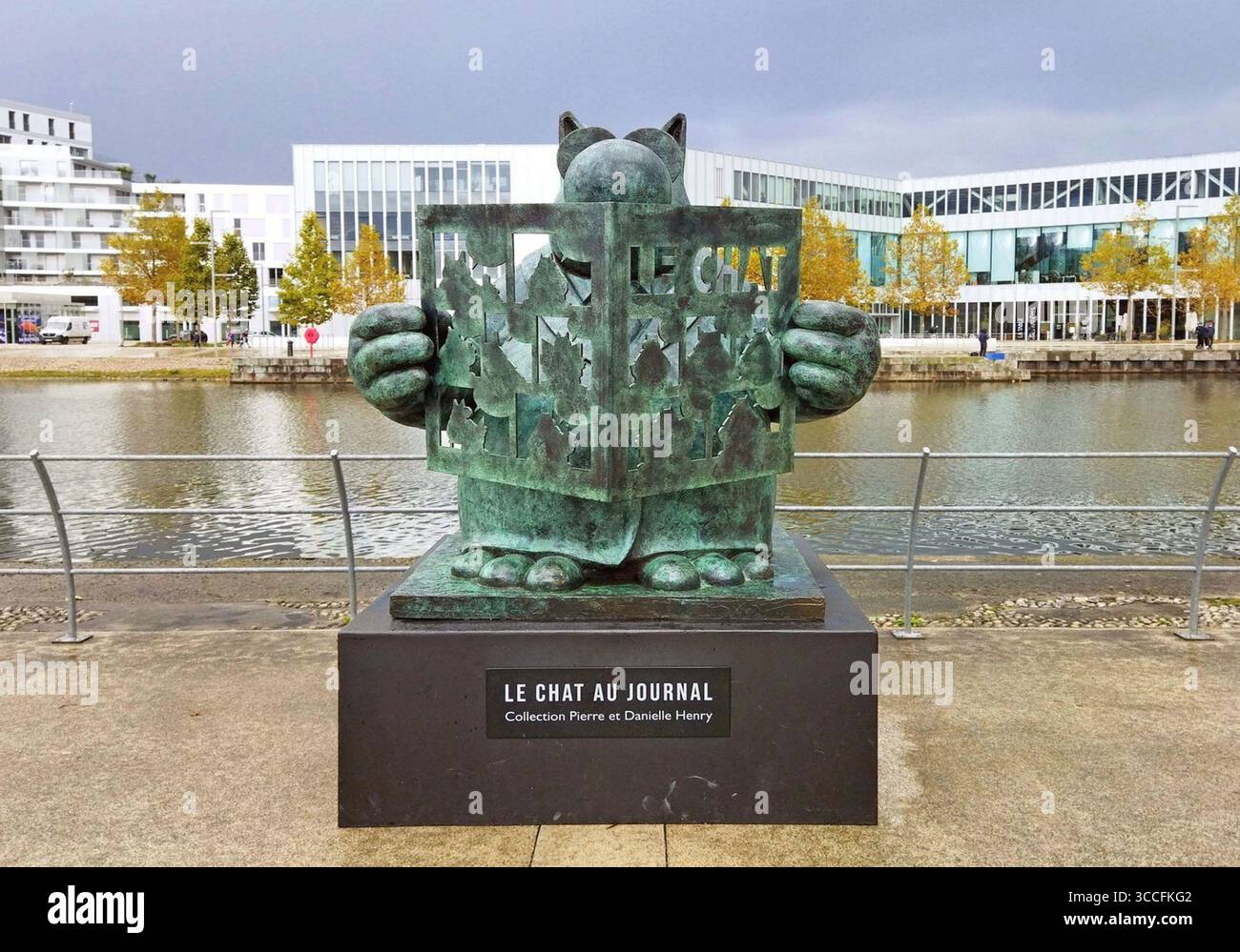 Le Chat déambule de philippe Geluck. Chaque pièce mettra le célèbre félin dans différentes scènes humoristico-poético-surréalistes . #AlamyStatues Foto Stock