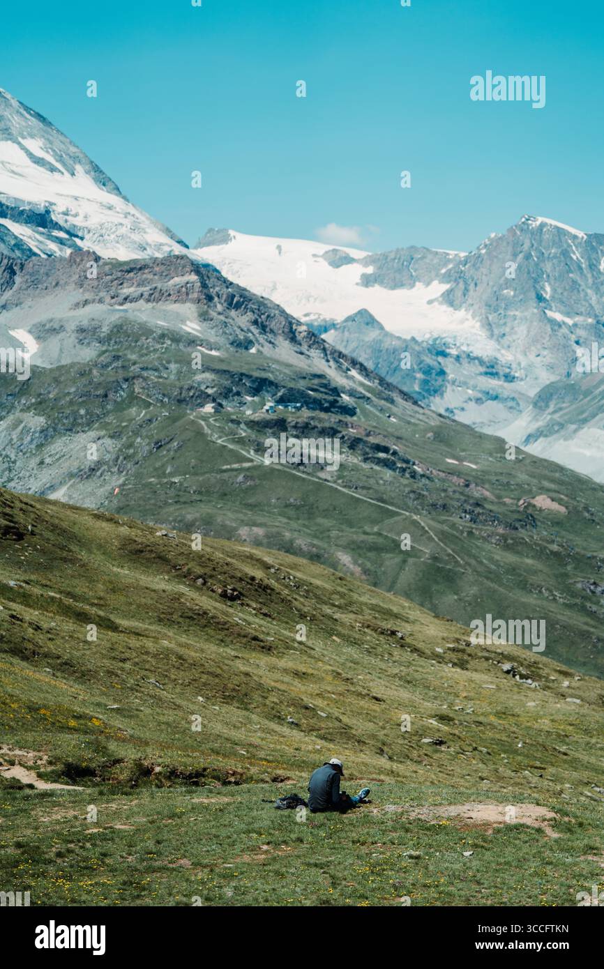 Picco innevato sopra pendici verdi, Gornergrat, Zermatt, Vallese, Svizzera Foto Stock