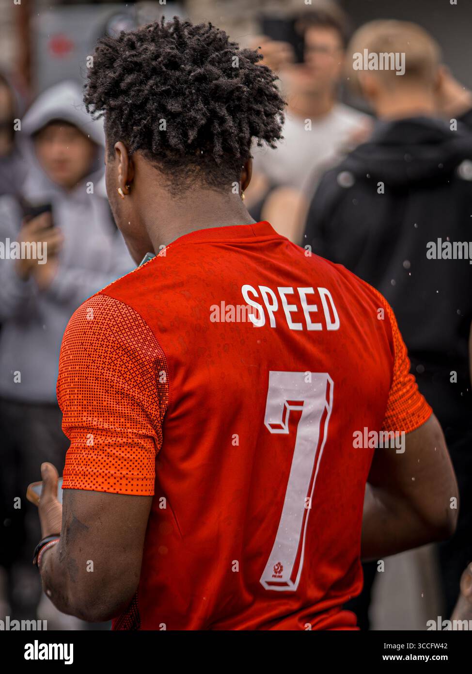 IShowSpeed con una maglia rossa polacca a Cracovia, Polonia, durante il suo viaggio in Europa, coinvolgendo i tifosi e trasmettendo in diretta streaming. Foto Stock