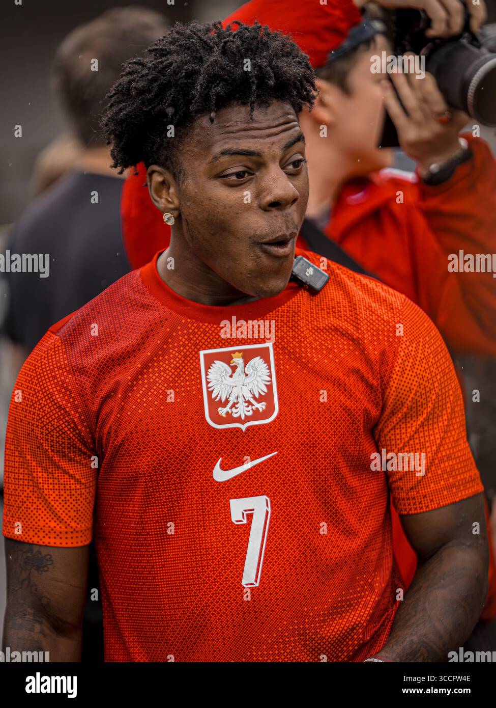 IShowSpeed con una maglia rossa polacca a Cracovia, Polonia, durante il suo viaggio in Europa, coinvolgendo i tifosi e trasmettendo in diretta streaming. Foto Stock