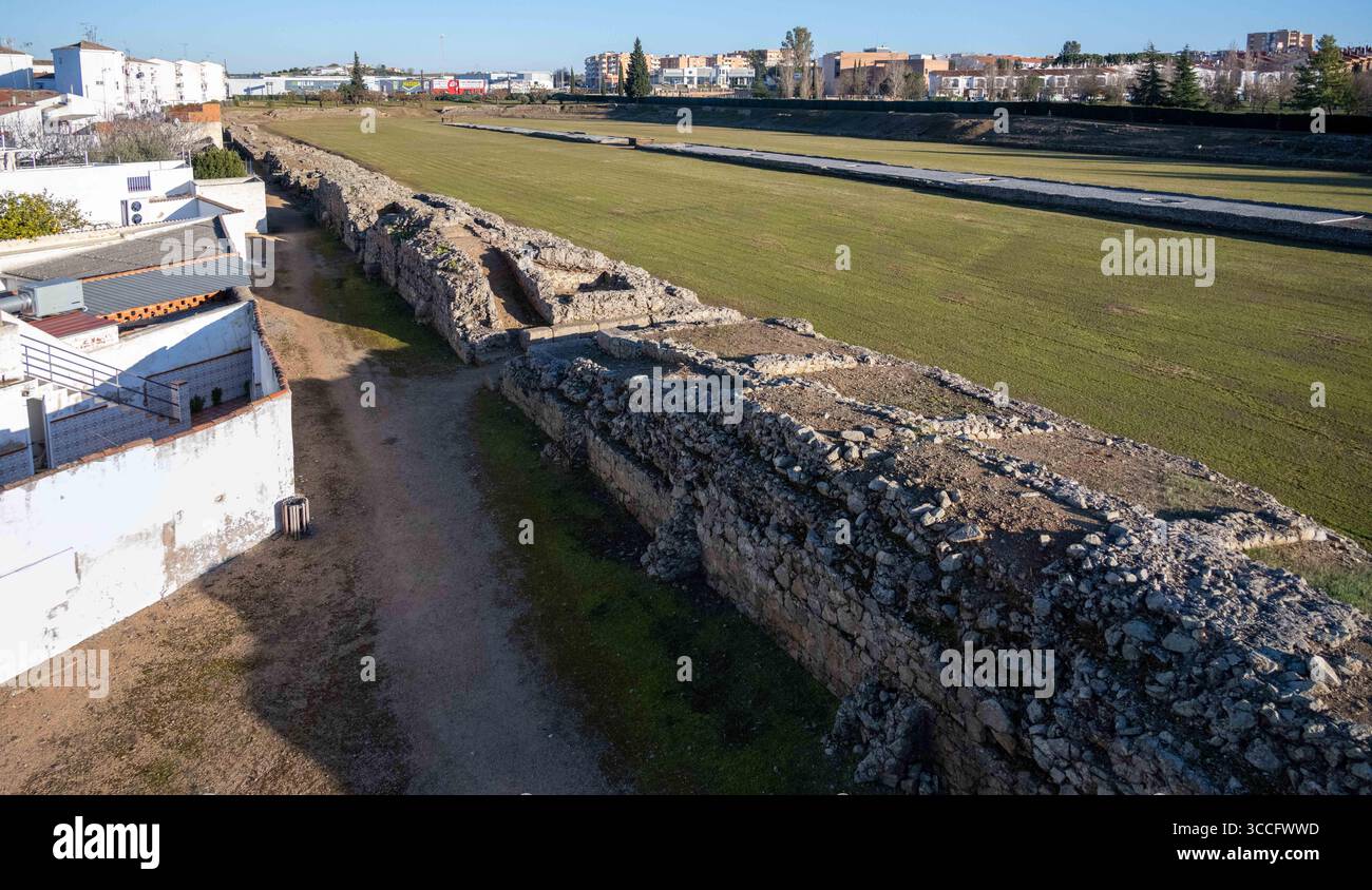 Vista aerea dell'antico circo romano di Mérida, Spagna, accanto a un campo erboso, con edifici moderni sullo sfondo Foto Stock