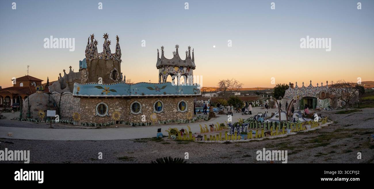 El Capricho de Cotrina, un edificio stravagante coperto di mosaico con caratteristiche architettoniche uniche al tramonto. Foto Stock