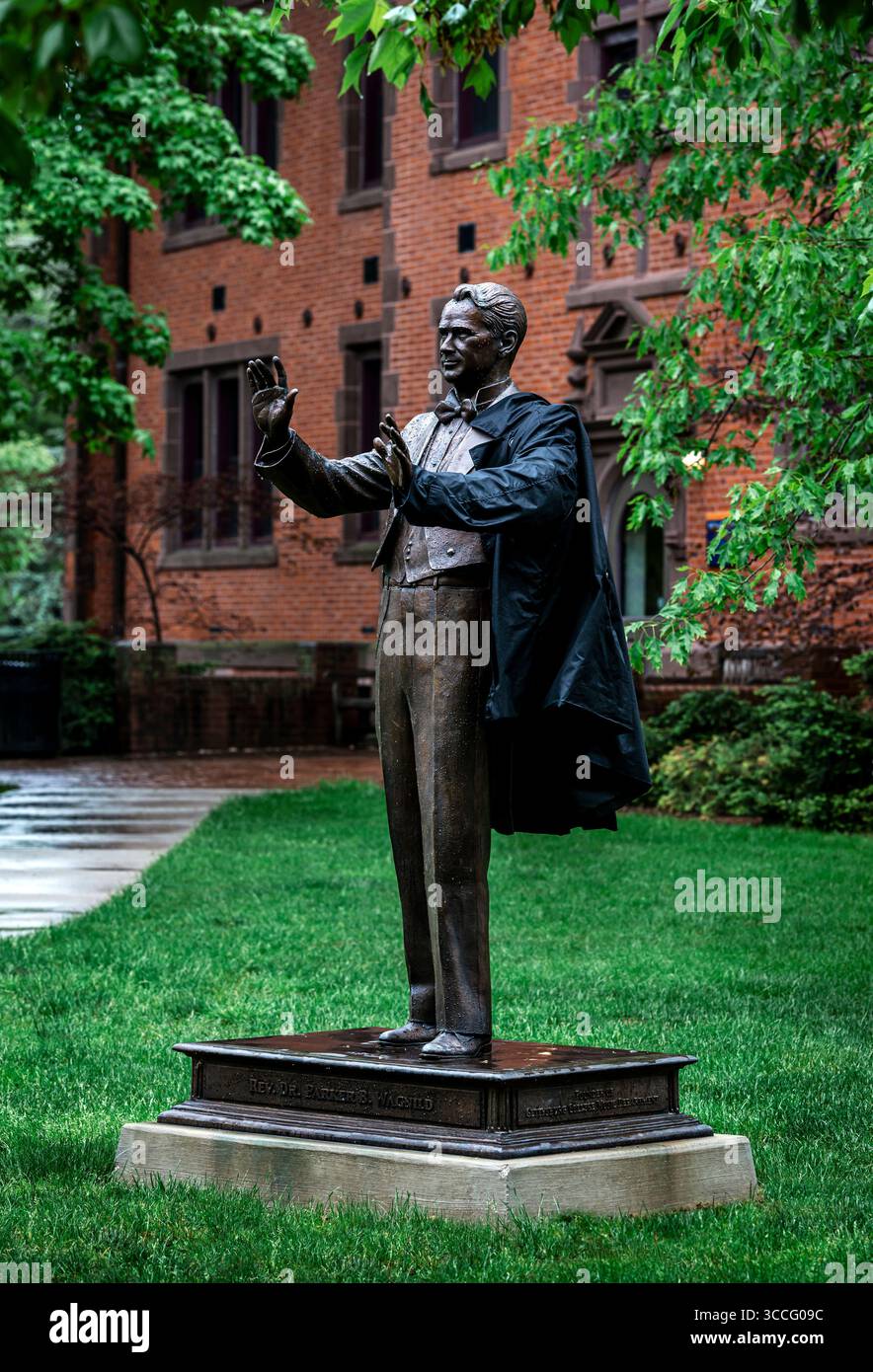 Scultura di Parker B. Wagnild, fondatore del dipartimento di musica, nel campus del Gettysburg College. Foto Stock