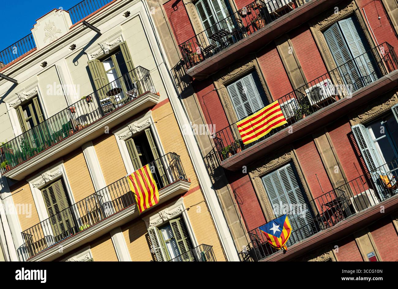 Gli appartamenti di Barcellona sono orgogliosi di mostrare la bandiera catalana. Foto Stock