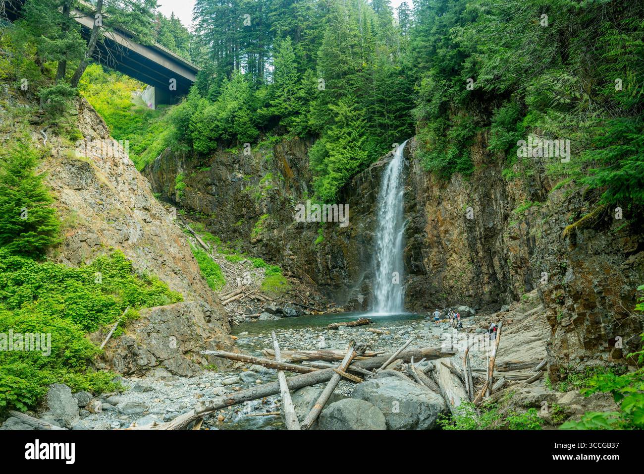 Persone a Franklin Falls (135 piedi di altezza), una cascata sulla biforcazione sud del fiume Snoqualmie nel monte Baker-Snoqualmie National Forest vicino a Snoqualm Foto Stock