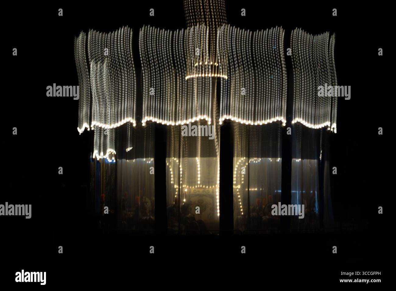 carosello di notte, foto scattata con la tecnica della pittura a luce, tempo di esposizione lungo, modello interessante Foto Stock