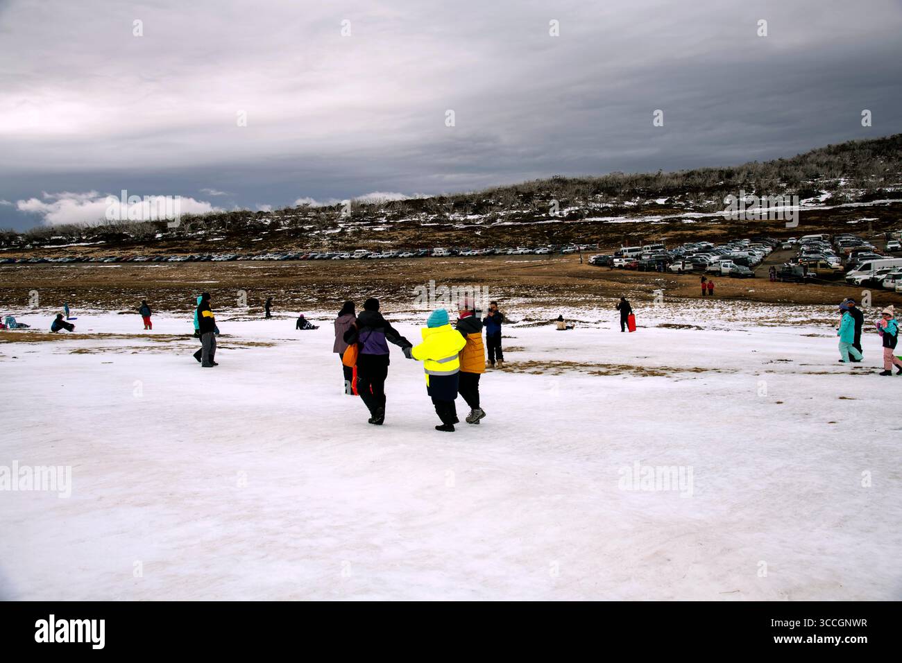 12 agosto 2023, Snowy Mountains, nuovo Galles del Sud, Australia: Vista di Perisher Valley, Snowy Mountains, nuovo Galles del Sud, Australia. Alcune delle principali destinazioni per godersi la neve in Australia includono le vette delle Alpi australiane come Perisher, Thredbo, Charlotte Pass, Mt Hotham, Falls Creek, MT Buller, Selwyn e Mt Baw Baw. (Immagine di credito: © Tara Malhotra/ZUMA Press Wire) Foto Stock