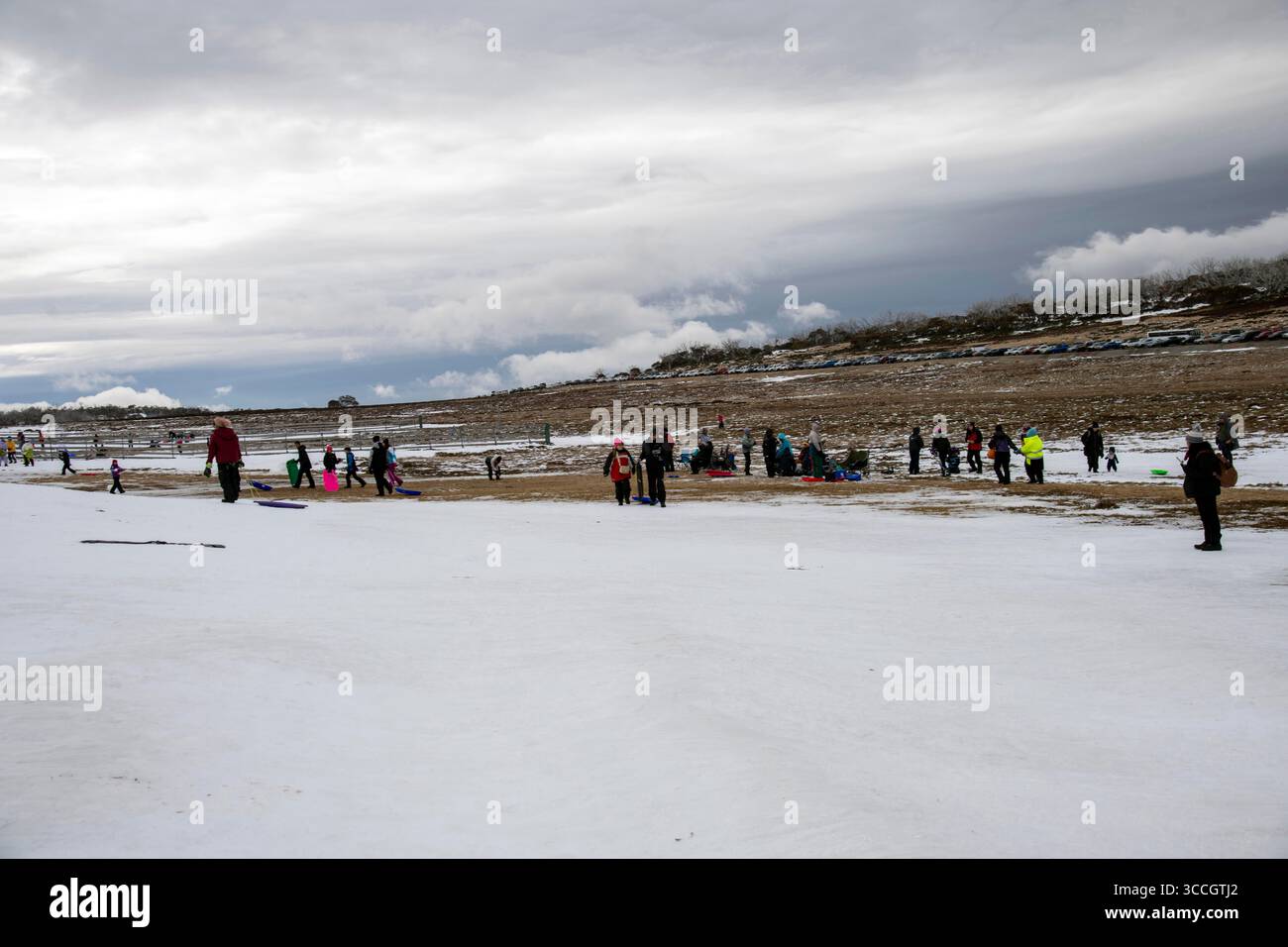12 agosto 2023, Snowy Mountains, nuovo Galles del Sud, Australia: Vista di Perisher Valley, Snowy Mountains, nuovo Galles del Sud, Australia. Alcune delle principali destinazioni per godersi la neve in Australia includono le vette delle Alpi australiane come Perisher, Thredbo, Charlotte Pass, Mt Hotham, Falls Creek, MT Buller, Selwyn e Mt Baw Baw. (Immagine di credito: © Tara Malhotra/ZUMA Press Wire) Foto Stock