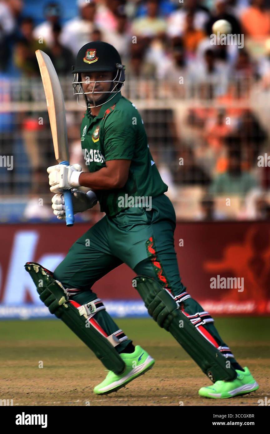 31 ottobre 2023, Kolkata, India: Il capitano del Bangladesh Shakib al Hasan batte la palla durante la partita della Coppa del mondo di cricket maschile ICC tra Pakistan e Bangladesh all'Eden Gardens Stadium. Il 31 ottobre 2023 a Kolkata, India. (Immagine di credito: © Dipa Chakraborty/eyepix via ZUMA Press Wire) Foto Stock