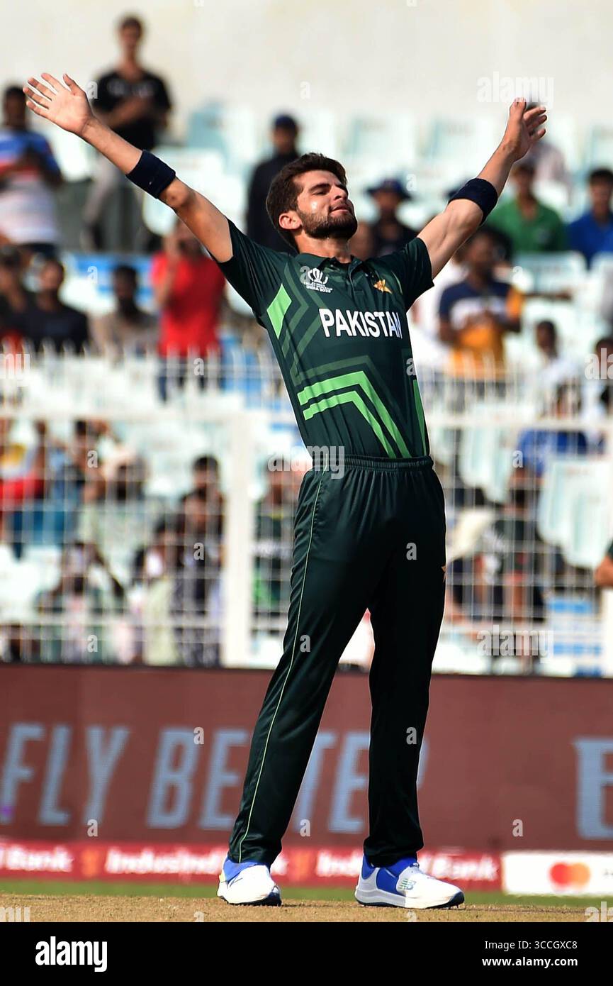 31 ottobre 2023, Kolkata, India: Shaheen Afridi pakistano celebra il wicket del Bangladesh durante la partita della ICC Men's Cricket World Cup tra Pakistan e Bangladesh all'Eden Gardens Stadium. Il 31 ottobre 2023 a Kolkata, India. (Immagine di credito: © Dipa Chakraborty/eyepix via ZUMA Press Wire) Foto Stock