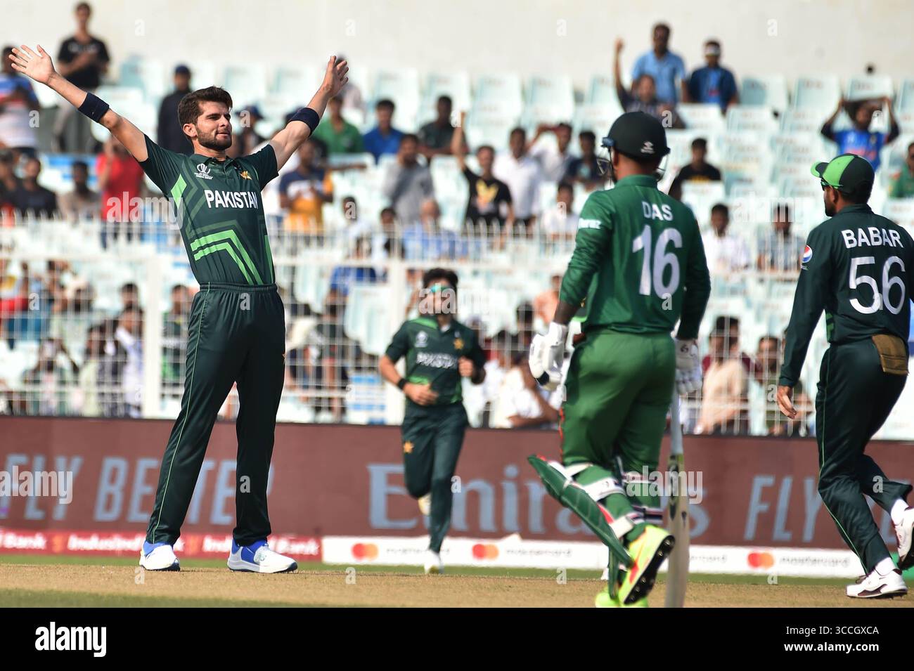 31 ottobre 2023, Kolkata, India: Shaheen Afridi pakistano celebra il wicket del Bangladesh durante la partita della ICC Men's Cricket World Cup tra Pakistan e Bangladesh all'Eden Gardens Stadium. Il 31 ottobre 2023 a Kolkata, India. (Immagine di credito: © Dipa Chakraborty/eyepix via ZUMA Press Wire) Foto Stock