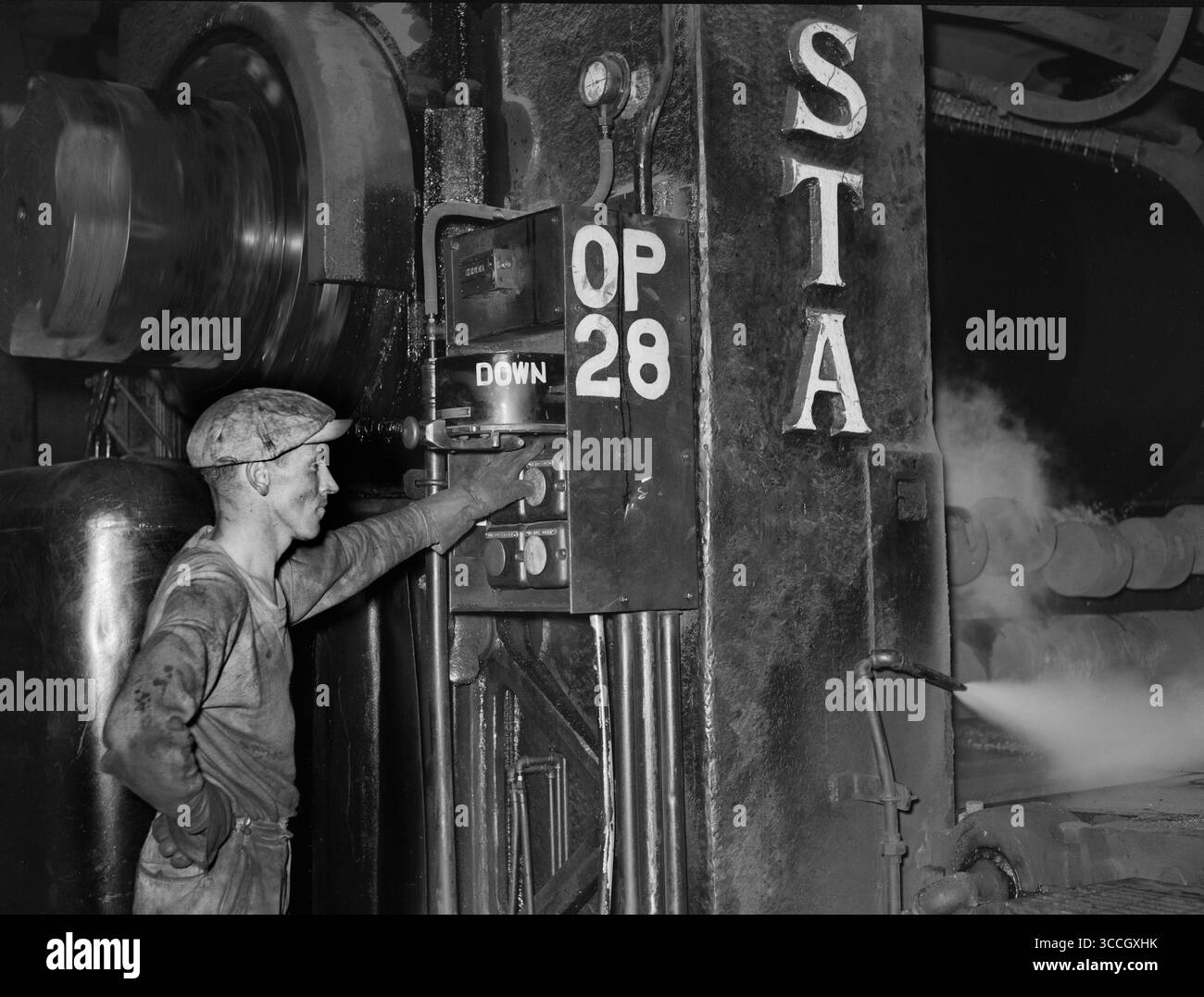12 ottobre 2017, Pittsburgh, Pennsyvania, Stati Uniti: Steel worker loading sheet metal, Pittsburgh, Pennsylvania, USA, Arthur Rothstein, U.S. Farm Security Administration, luglio 1938 (immagine di credito: © JT Vintage/Glasshouse via ZUMA Press Wire) Foto Stock