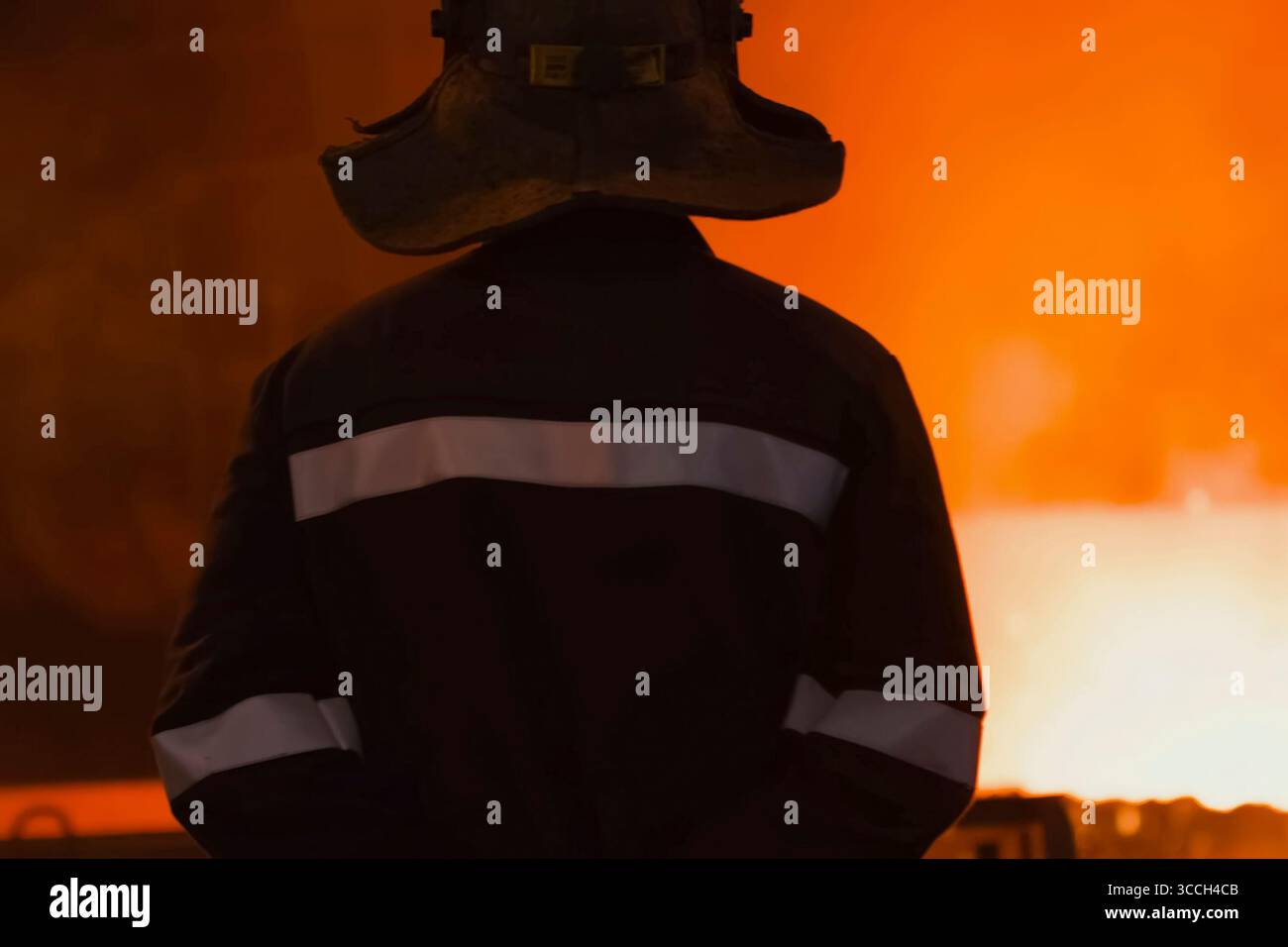 Operatore dell'altoforno che guarda l'acciaio fuso Foto Stock