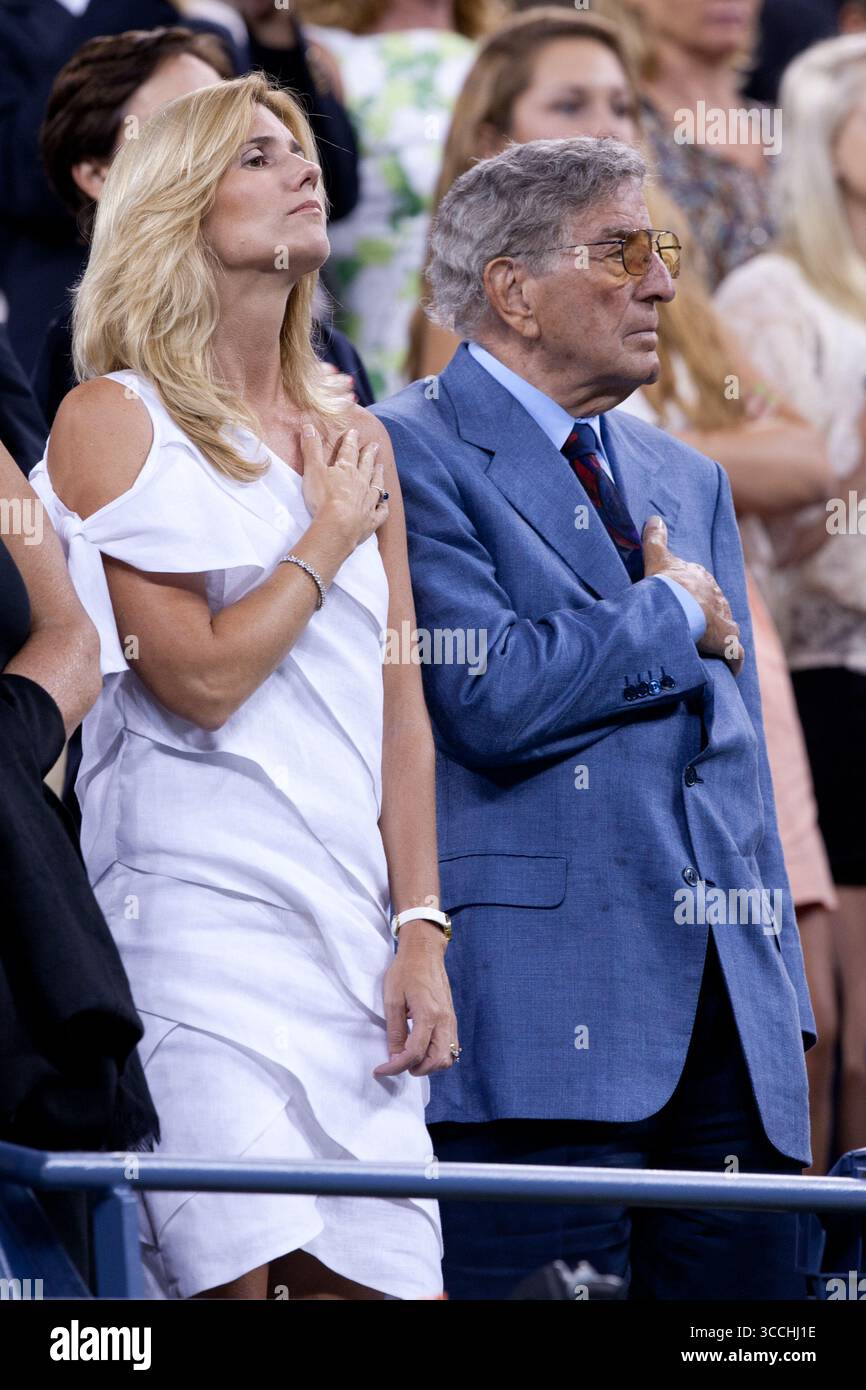 NEW YORK, NY - AGOSTO 29: Tony Bennett Susan Crow durante il primo giorno degli US Open 2011 all'USTA Billie Jean King National Tennis Center il 29 agosto 2011 nel quartiere Flushing del Queens borough di New York. . .Persone: Tony Bennett Susan Crow. (Immagine di credito: © SMG via ZUMA Press Wire) Foto Stock