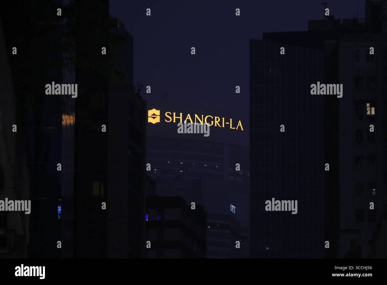 23 aprile 2023, HONG KONG, CINA: Vista dell'HOTEL ISLAND SHANGRI-LA in serata, Hong Kong. 23 aprile 2023 Hong Kong.ZUMA/Liau Chung-Ren (immagine di credito: © Liau Chung-Ren/ZUMA Press Wire) Foto Stock