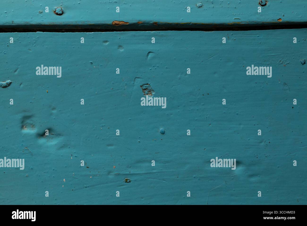 Tavola di legno verniciata blu con crepe e rigature, primo piano come trama per sfondo o modello Foto Stock