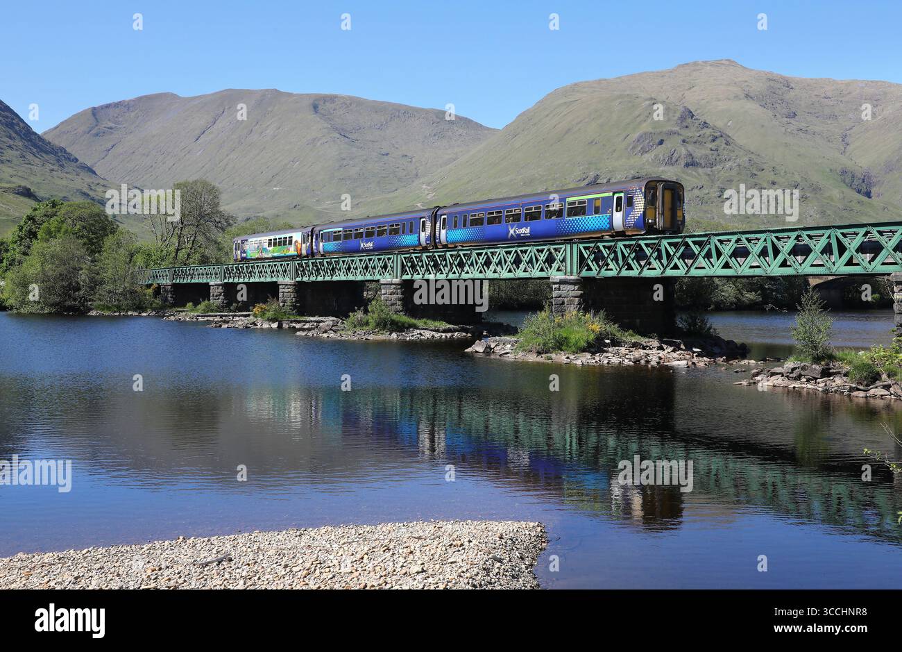 156446 e 153305 oltrepassa Loch Awe sulla 14.5.25 con 1Y26 1447 Oban fino a Glasgow Queen Street. Foto Stock