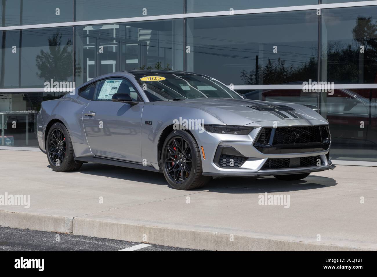 Kokomo - 10 agosto 2025: Esposizione Ford Mustang GT Premium Coupé presso una concessionaria. Ford offre la Mustang GT con un motore ti-VCT GT V8 da 5 litri. IL MIO: 2025 Foto Stock