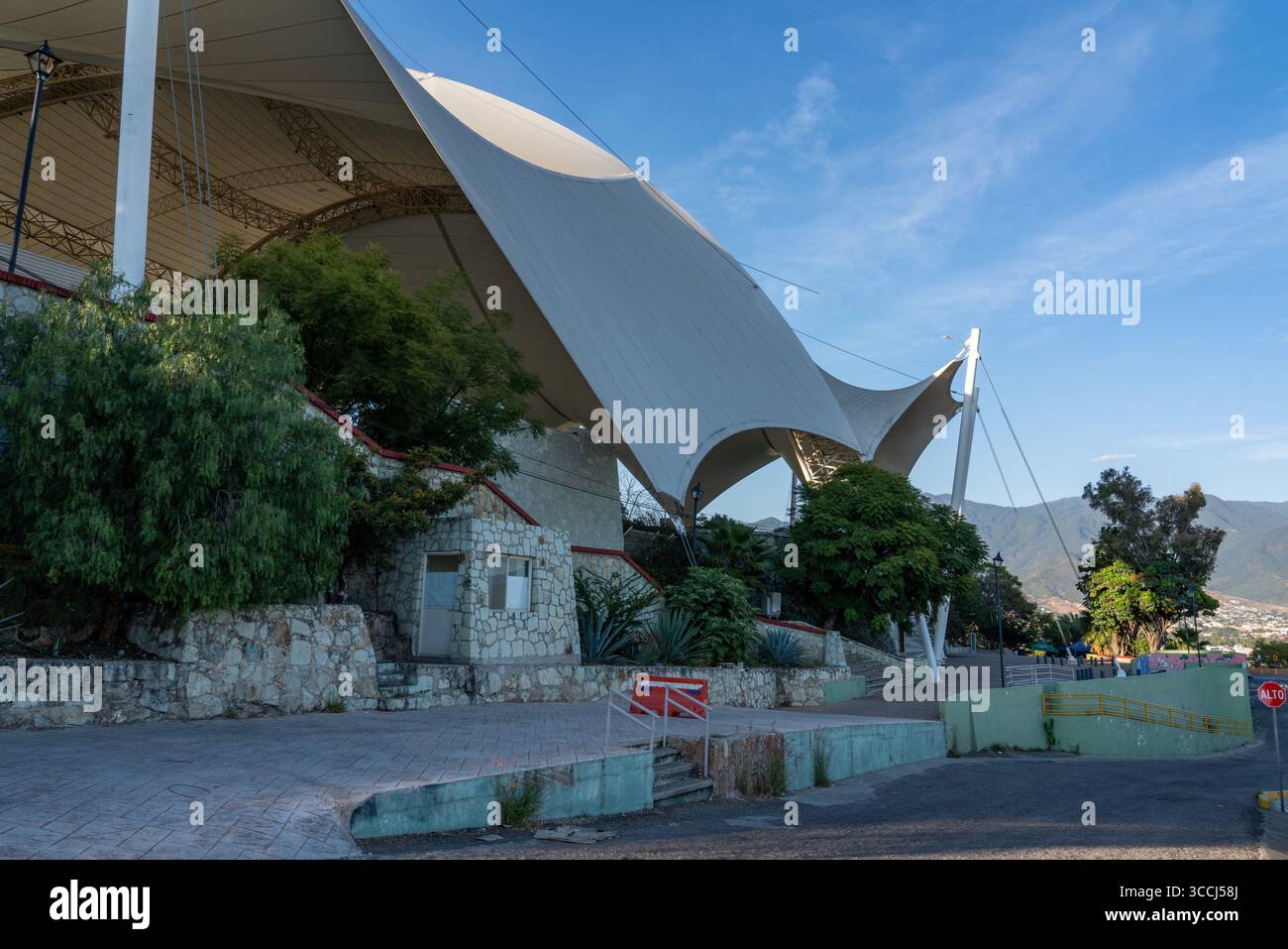 24 novembre 2018, Oaxaca de Juarez, Oaxaca, Messico: L'Auditorium Guelaguetza, simile a una tenda, sulla Fortin Hill, che si affaccia sulla città di Oaxaca, Messico. Sede dell'annuale Festival della danza folcloristica di Guelaguetza. (Immagine di credito: © Jon G. Fuller / Vwpics/VW Pics via ZUMA Press Wire) Foto Stock