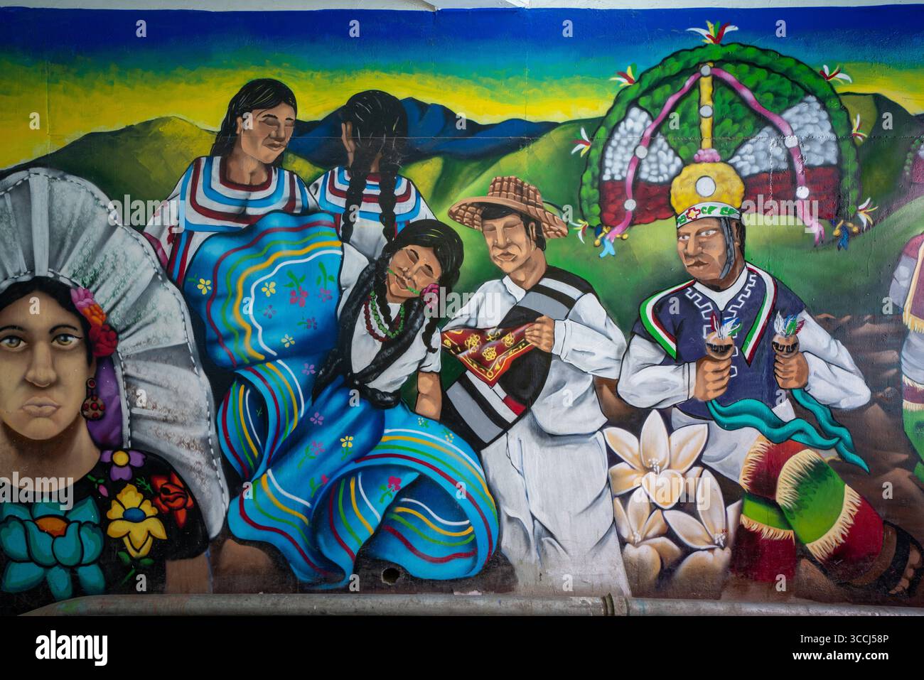 24 novembre 2018, Oaxaca de Juarez, Oaxaca, Messico: Dipinti murali nel tunnel d'ingresso al Guelaguetza Auditorium sulla Fortin Hill, Oaxaca, Messico, raffiguranti ballerini in costume. (Immagine di credito: © Jon G. Fuller / Vwpics/VW Pics via ZUMA Press Wire) Foto Stock