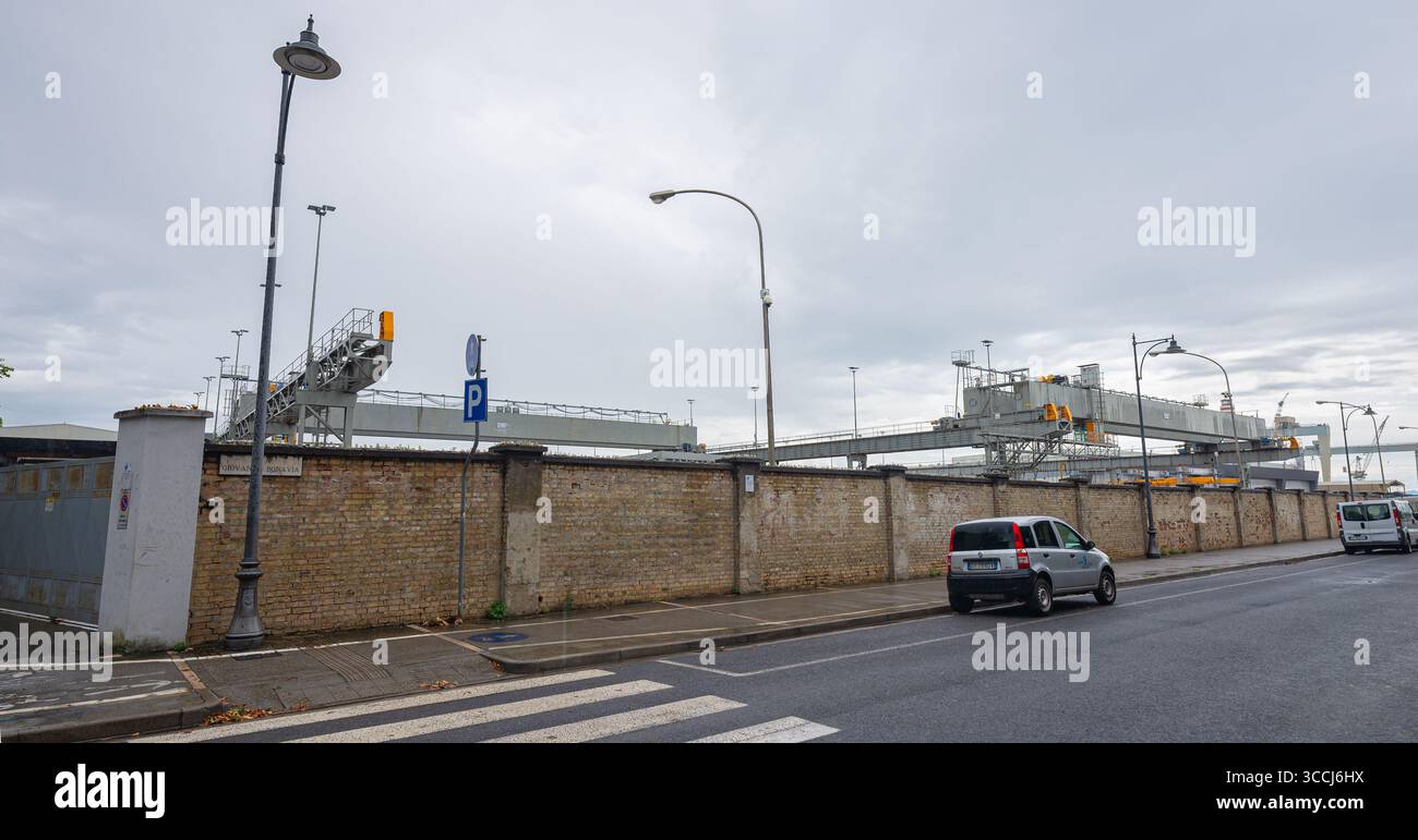 Muro che circonda un'area di trasbordo nel porto di Monfalcone, Italia nord-orientale Foto Stock