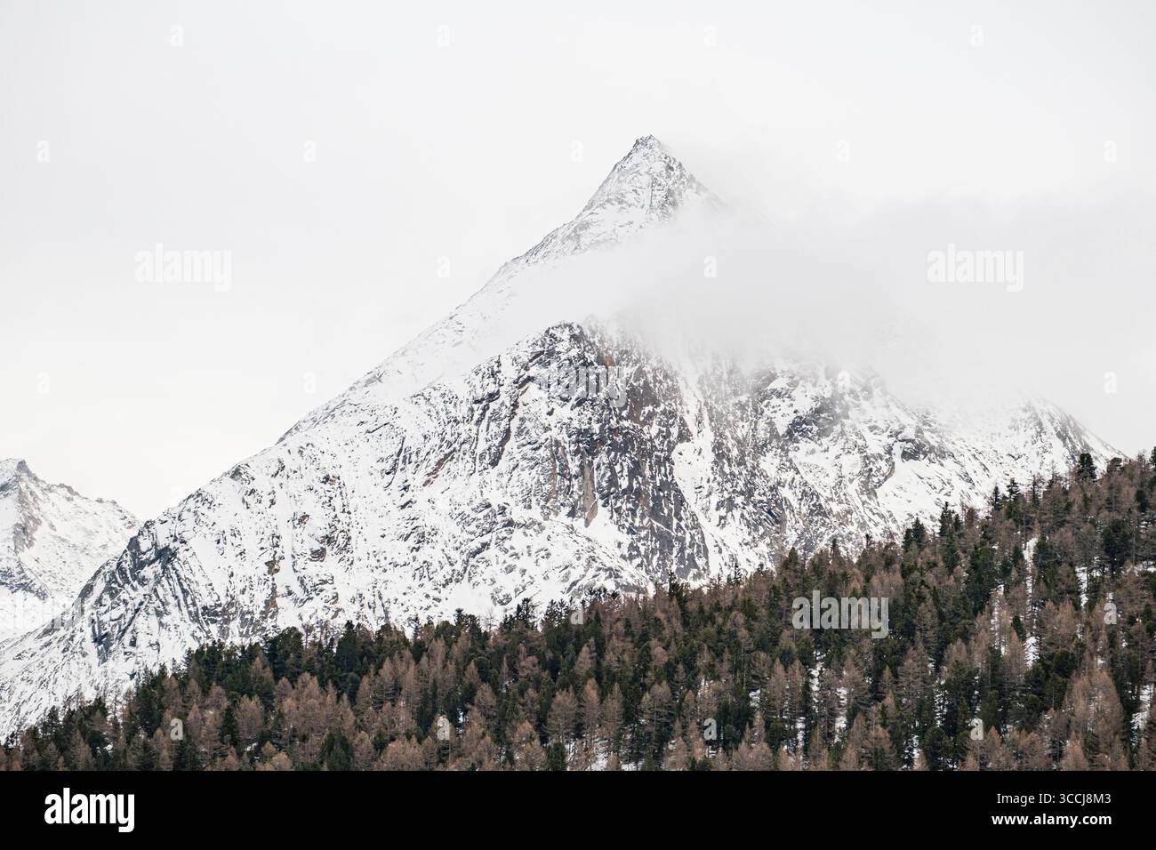 Cima di montagna protetta dalle nuvole delle Alpi occidentali vista da SaaS-Fee, Visp, Vallese, Svizzera Foto Stock