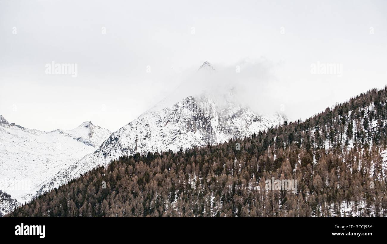 Cima di montagna protetta dalle nuvole delle Alpi occidentali vista da SaaS-Fee, Visp, Vallese, Svizzera Foto Stock