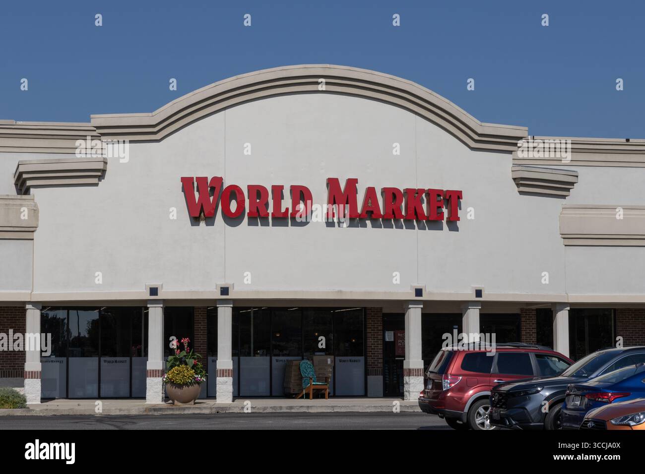 Carmel - 8 agosto 2025: Punto vendita al dettaglio del mercato mondiale. Il mercato mondiale offre un'eclettica gamma di articoli per la casa, mobili e specialità alimentari importate. Foto Stock