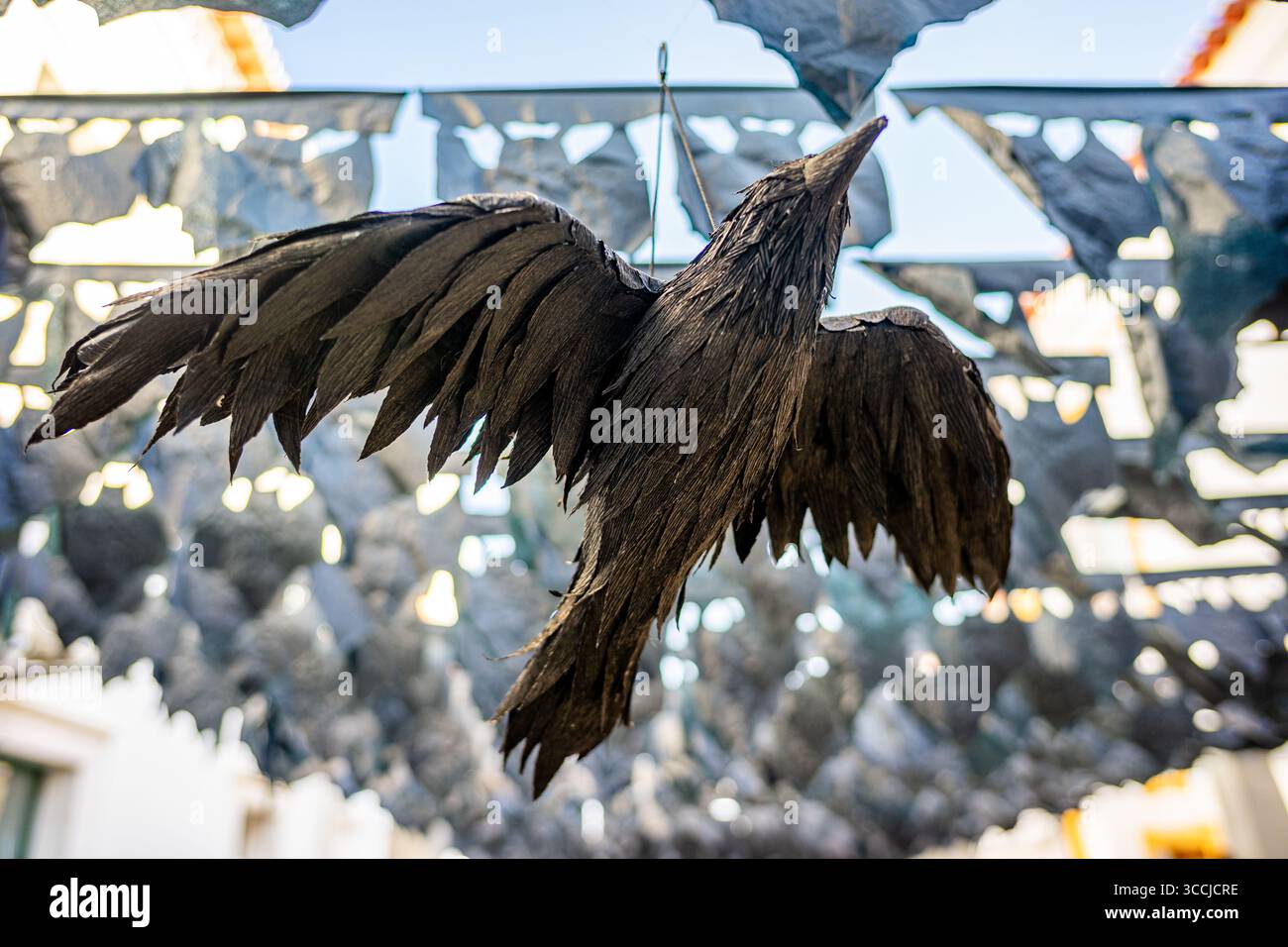 Rappresentazione di un corvo di carta su una strada decorata al festival dei fiori di carta organizzato dalla città di Redondo-Évora-Portugal Foto Stock