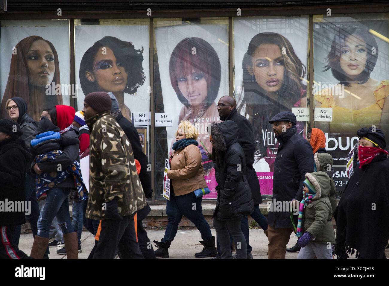 31 gennaio 2023: I manifestanti marciano vicino alla 63rd Street e Cottage Grove Avenue il 28 novembre 2015, in risposta alla pubblicazione del video Dash-cam del diciassettenne Laquan McDonald, ucciso a morte dall'agente di polizia di Chicago Jason Van Dyke. (Immagine di credito: © Armando L. Sanchez/Chicago Tribune via ZUMA Press Wire) Foto Stock