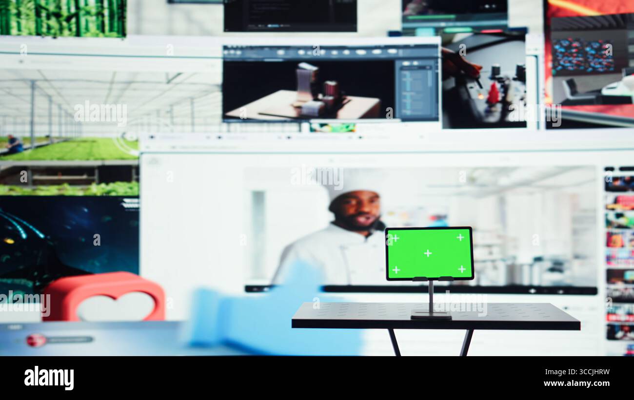 Dispositivo di mockup e interfaccia di siti Web di streaming che combinano feed di video virali. Tablet con schermo isolato davanti al layout dei servizi di distribuzione video, concetto di promozione della navigazione dei contenuti on demand Foto Stock