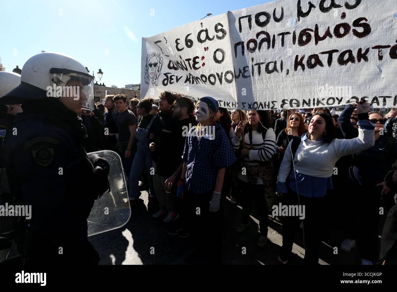 2 febbraio 2023, Atene, Grecia: Gli studenti delle scuole di teatro cantano slogan durante una protesta di attori e artisti durante uno sciopero di 48 ore, fuori dal parlamento greco. Il 2 febbraio l'Unione degli attori greci ha chiesto uno sciopero di monito nazionale di 48 ore per chiedere il ritiro di un decreto presidenziale che classifica i titoli di istruzione di tutti gli artisti come livello non universitario. (Immagine di credito: © Aristidis Vafeiadakis/ZUMA Press Wire) Foto Stock