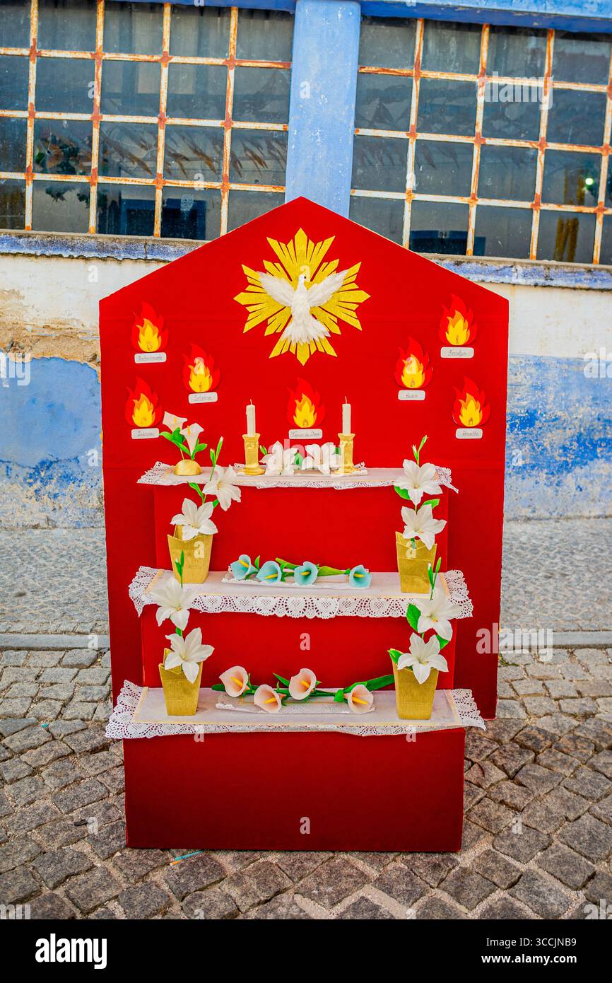 Piccolo altare nelle strade decorato per la festa dei fiori di carta. piccolo altare per le strade addobbato per la festa dei fiori di carta organizzata da th Foto Stock