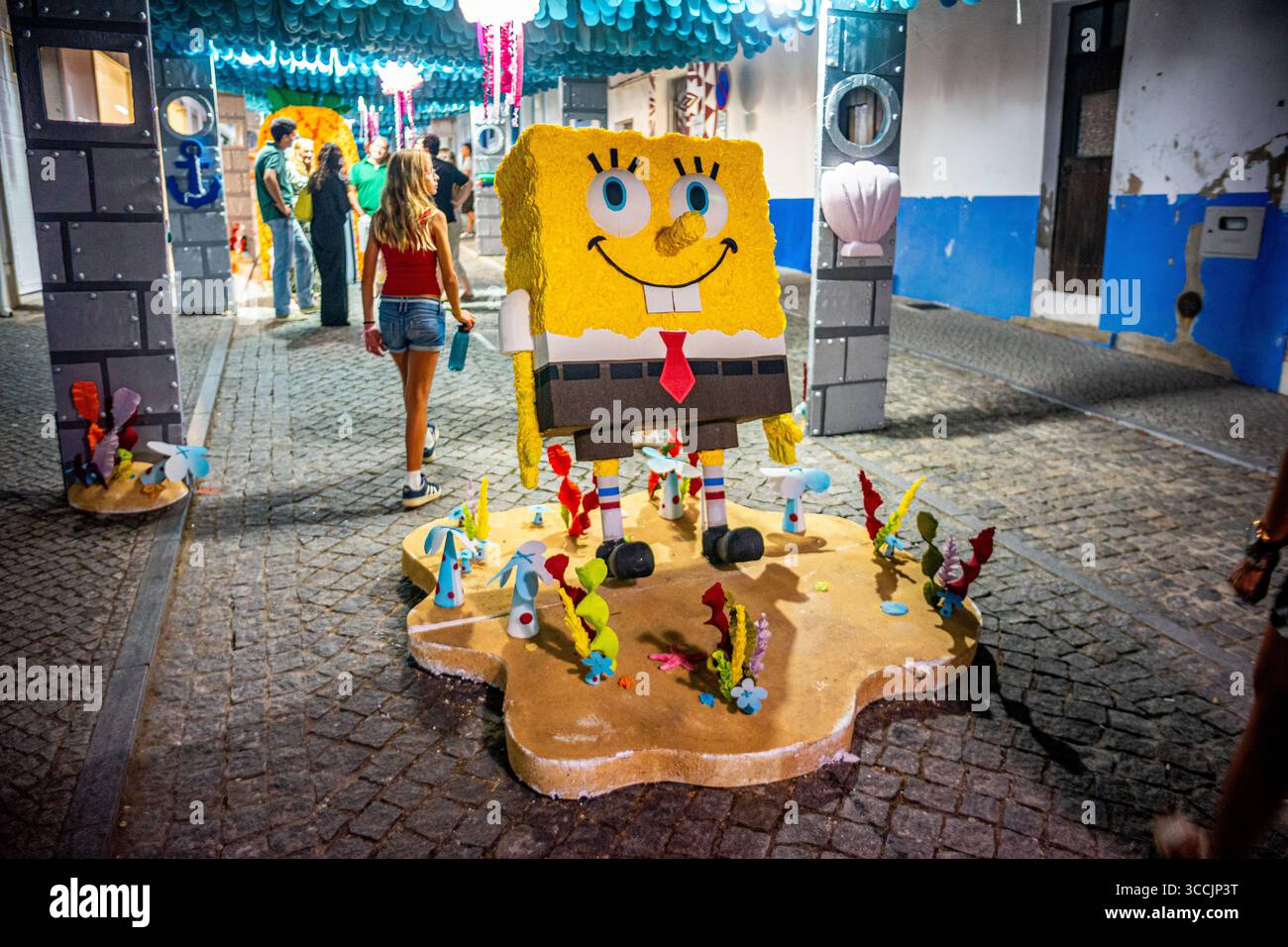 Rappresentazione di Sponge Bob esposta al festival dei fiori organizzato dalla città di Redondo-Évora-Portugal Foto Stock