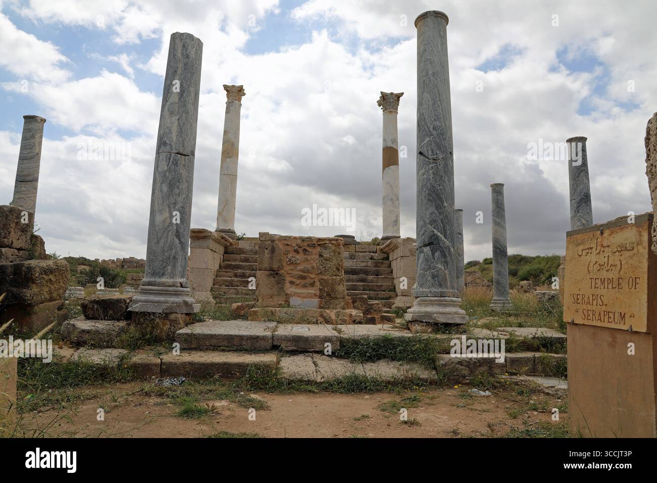 Rare colonne di marmo blu venato nel Tempio di Serapide a Leptis Magna, costruito ai tempi di Marco Aurelio Foto Stock