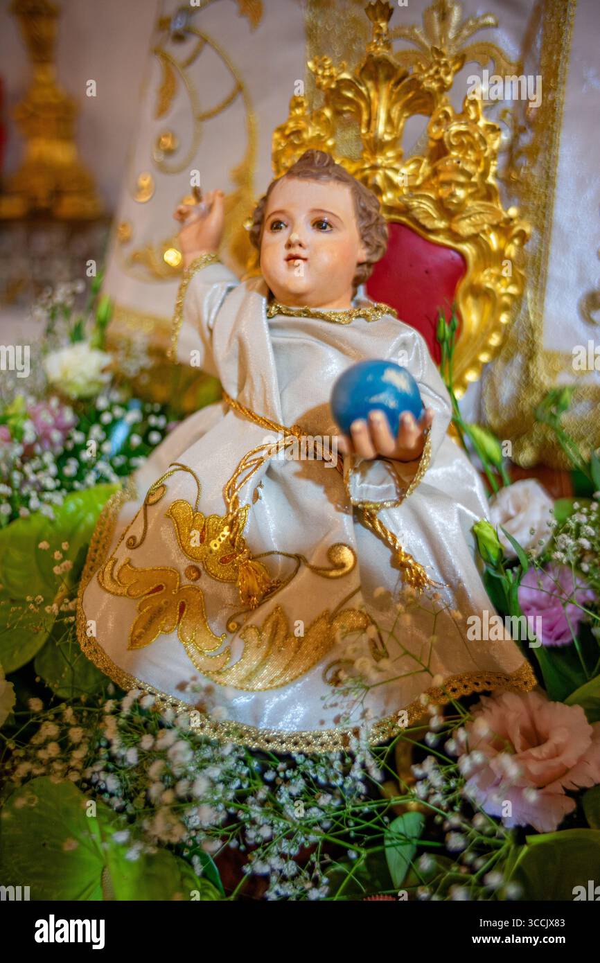 Statua di un bambino ai piedi della Madonna della vita all'interno di una chiesa cattolica pronta per uscire in processione, Alcochete Foto Stock