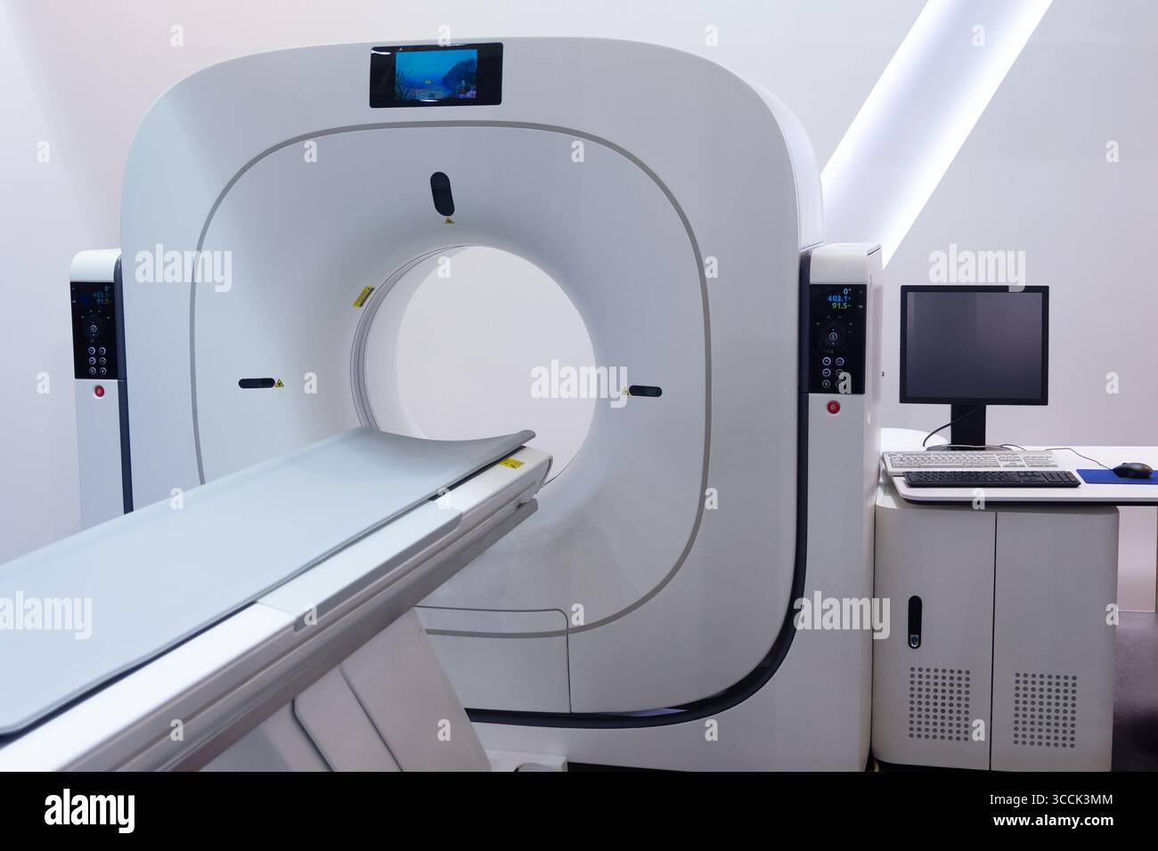 La macchina MRI è pronta per la ricerca in una stanza d'ospedale. Medicina Foto Stock