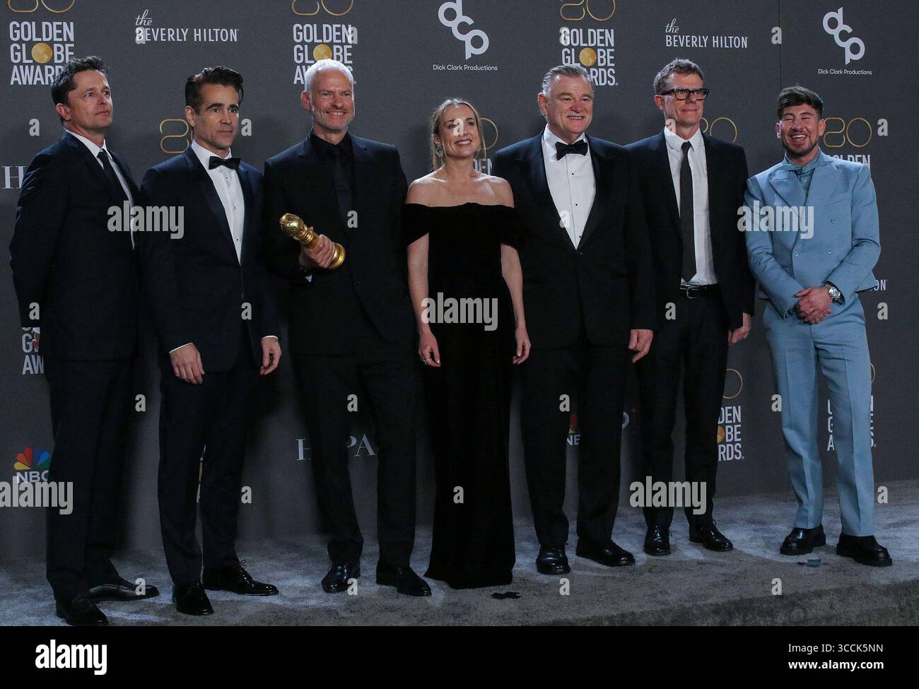 10 gennaio 2023, Beverly Hills, California, Stati Uniti: (L-R) Peter Czernin, Colin Farrell, Martin McDonagh, Kerry Condon, Brendan Gleeson, Graham Broadbent, e Barry Keoghan, vincitori del premio Best Picture - Musical/Comedy per ''The Banshees of Inisherin'', posano nella sala stampa del 80° Annual Golden Globe Awards tenutosi al Beverly Hilton il 10 gennaio 2023 a Beverly Hills, California. BURT HARRIS/BNS/PI (immagine di credito: © Prensa Internacional via ZUMA Press Wire) Foto Stock