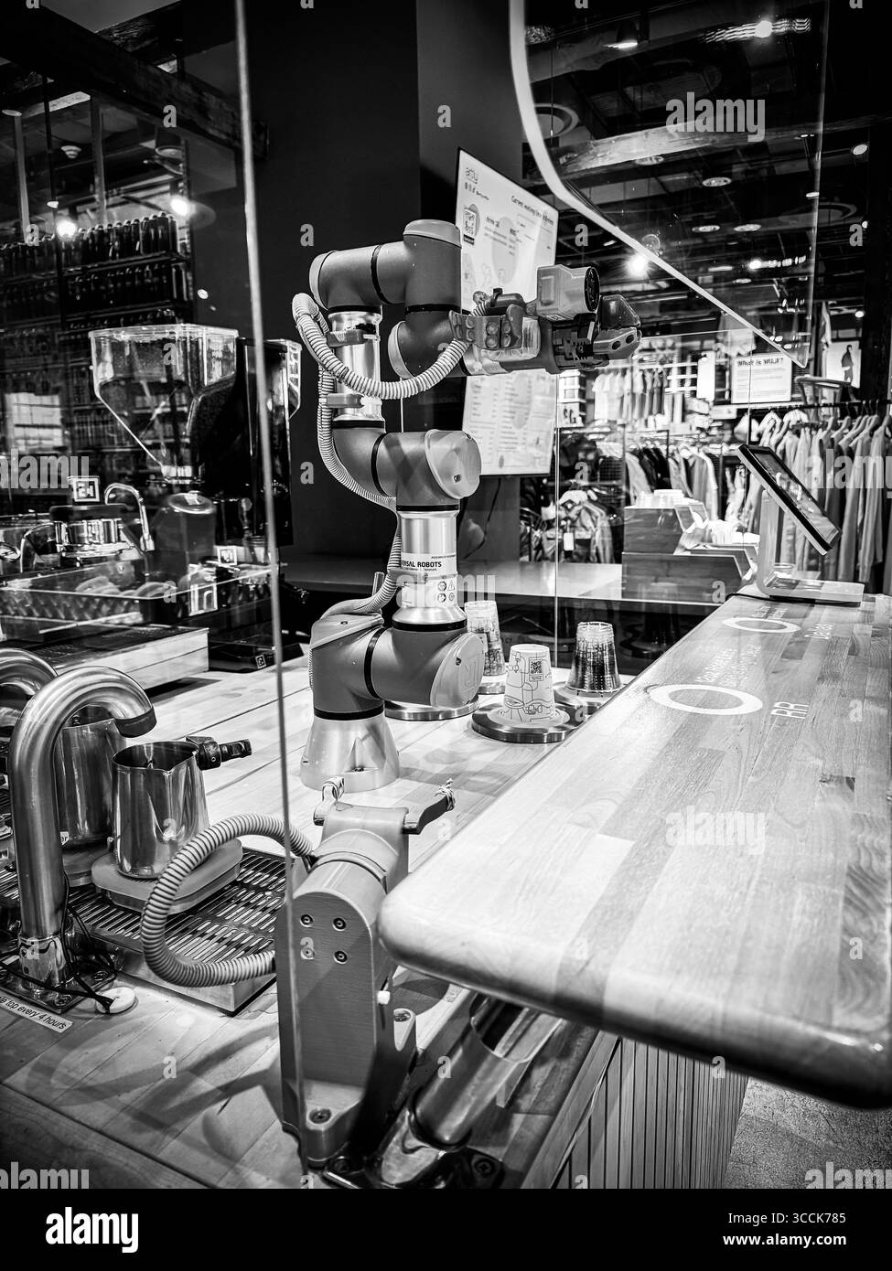 Macchina robotizzata per la preparazione del caffè che opera all'interno di un negozio al dettaglio presso il centro commerciale Hudson Yards a Manhattan, New York City. Foto Stock