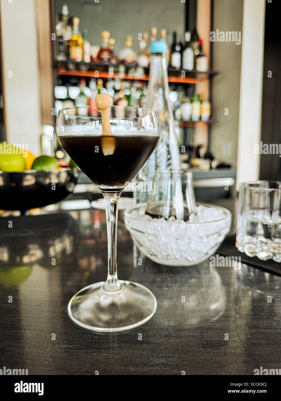 Ambiente Martini e bar all'interno dell'American Express Centurion Lounge presso One Vanderbilt a New York City. Foto Stock