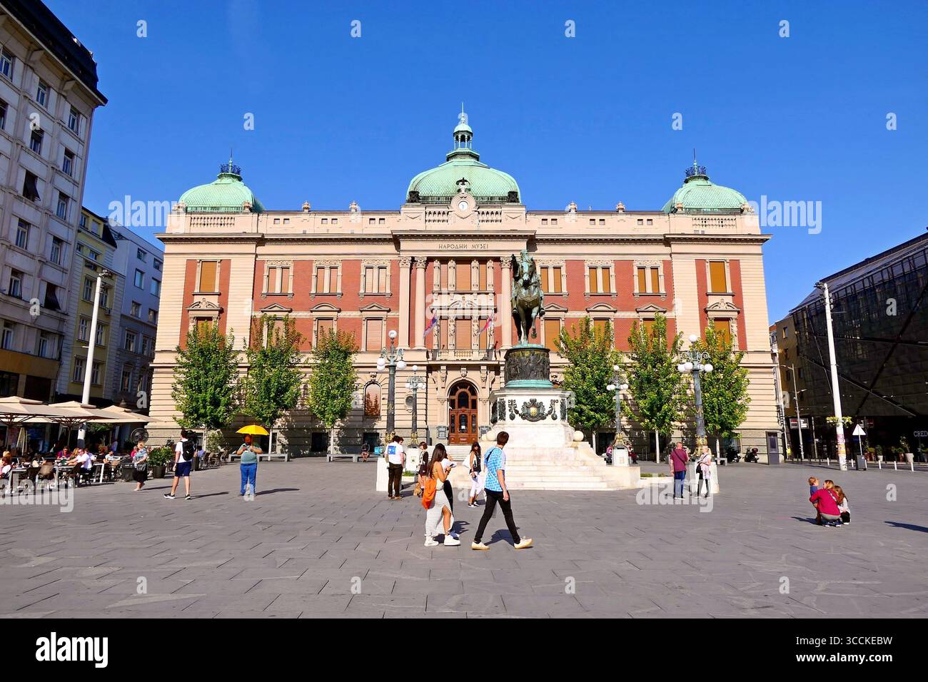 Facciata dell'imponente edificio del Museo Nazionale in stile accademico e neo-rinascimentale con elementi neo-barocchi su cupole verdi a Belgrado Foto Stock