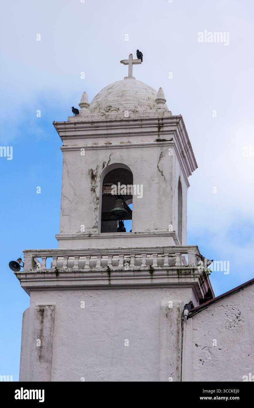 28 novembre 2008, Portobelo, Provincia di Colon, Panama: Gli avvoltoi neri si aprono sul campanile della Chiesa di San Felipe o Chiesa del Cristo Nero a Portobelo, Panama. La chiesa è famosa per la statua di un Cristo Nero che si innalzò sulla riva della baia negli anni '1700 Fu spostata in questa chiesa quando fu costruita nel 1814. (Immagine di credito: © Jon G. Fuller / Vwpics/VW Pics via ZUMA Press Wire) Foto Stock