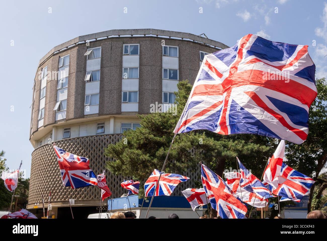 I manifestanti anti contro l'immigrazione clandestina dimostrano di sventolare le bandiere Union Jack fuori dall'hotel Britannia, la Roundhouse, che ospita i richiedenti asilo 09/08 Foto Stock