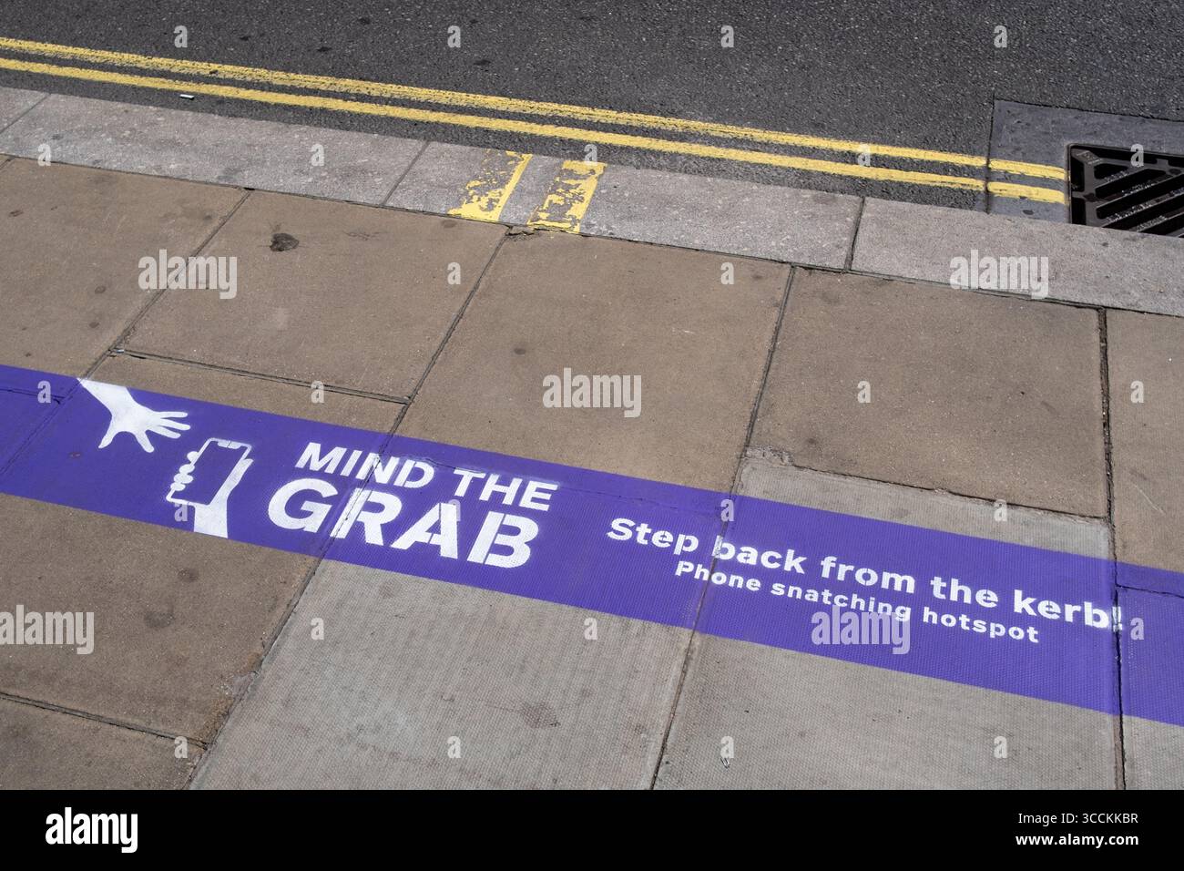 La scritta «Mind the Grab» segnala i furti di telefoni cellulari in Oxford Street, nel centro di Londra, Inghilterra, Regno Unito. Foto Stock