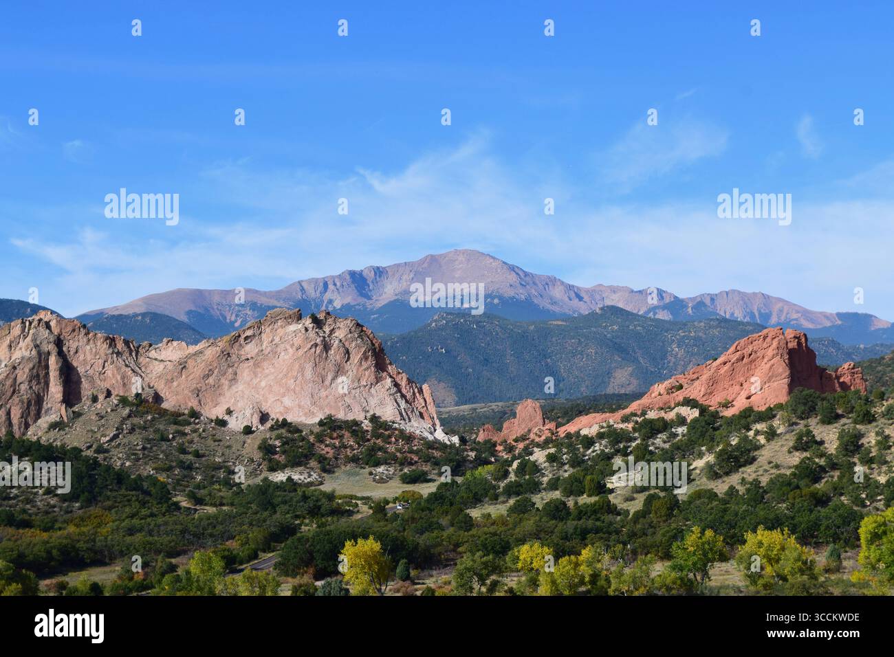 Vista autunnale del Pikes Peak e del Garden of the Gods, Colorado Springs, Colorado Foto Stock