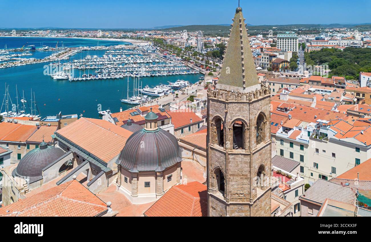 Veduta aerea della Cattedrale di Alghero, una città fortificata fondata dai genovesi sulla costa nord-occidentale della Sardegna, un'isola italiana nel Medit Foto Stock
