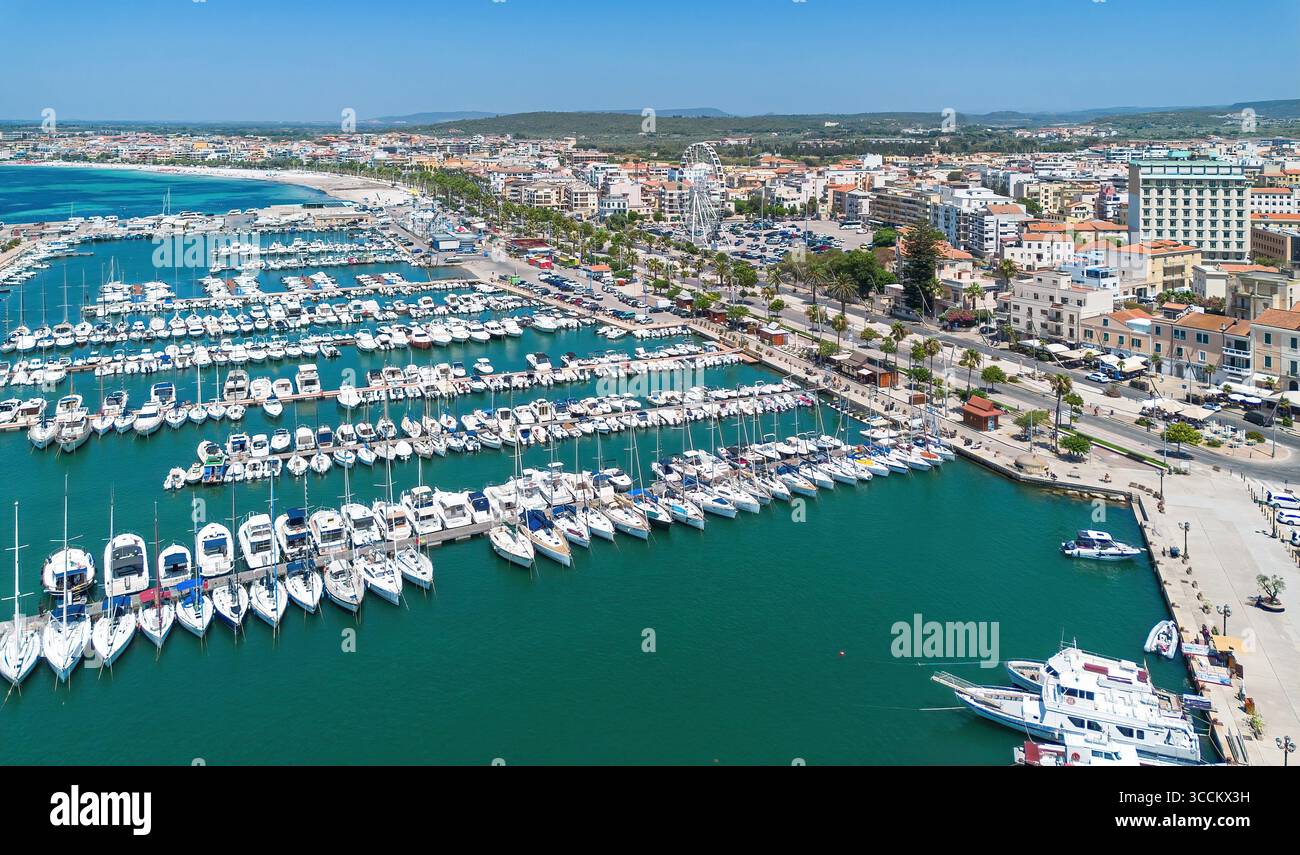 Veduta aerea del porto di Alghero, una città fortificata fondata dai genovesi sulla costa nord-occidentale della Sardegna, un'isola italiana nel Mediterraneo Foto Stock