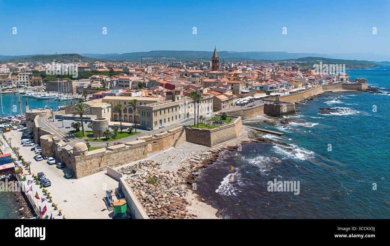 Veduta aerea di Alghero, una città fortificata fondata dai genovesi sulla costa nord-occidentale della Sardegna, un'isola italiana nel Mar Mediterraneo Foto Stock