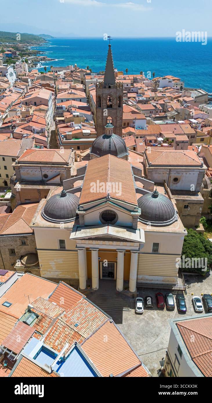 Veduta aerea della Cattedrale di Alghero, una città fortificata fondata dai genovesi sulla costa nord-occidentale della Sardegna, un'isola italiana nel Medit Foto Stock